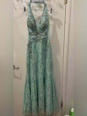 Bicici y Coty Elegant Halter Lace Evening Gown in Mint